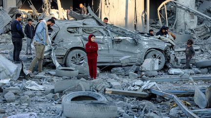 Un bâtiment effondré sur le site du bombardement israélien sur un bloc résidentiel de la rue Jalaa dans la ville de Gaza, le 14 janvier 2025. (OMAR AL-QATTAA / AFP)