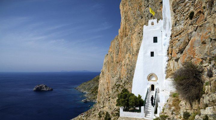 Le monastère de l'île d'Amorgos dans les Cyclades. C'est ce monastère qui apparaît dans le film de Luc Besson «Le Grand Bleu». (GARCIA Julien / hemis.fr)