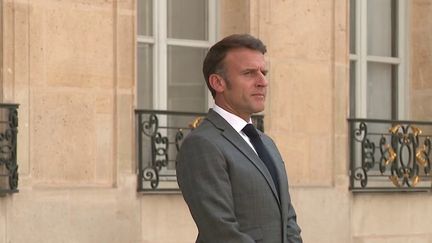 Emmanuel Macron sort du silence et s'adresse aux Français dans une lettre, publiée mercredi 10 juillet. Le président de la République demande notamment aux "forces politiques se reconnaissant dans les institutions républicaines" de "bâtir une majorité solide". (FRANCEINFO)