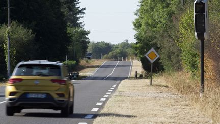 Une voiture sur une route près de Nevoy (Loiret), le 23 août 2019. (GUILLAUME SOUVANT / AFP)