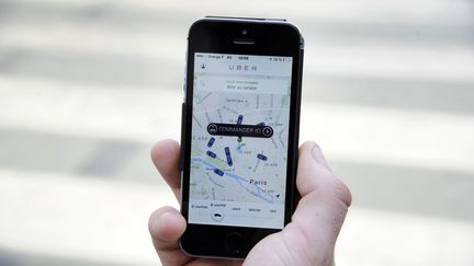 L'application Uber, qui permet d'acc&eacute;der au service UberPop. (THOMAS OLIVA / AFP)