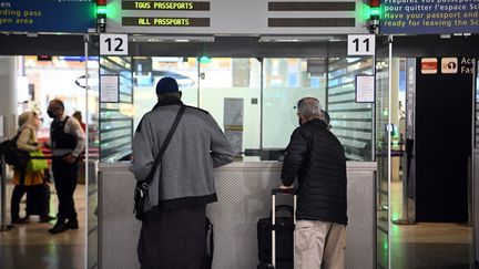 Des voyageurs lors d'un contrôle d'identité à l'aéroport parisien de&nbsp;Roissy Charles-de-Gaulle, le 1er février 2021. (CHRISTOPHE ARCHAMBAULT / AFP)