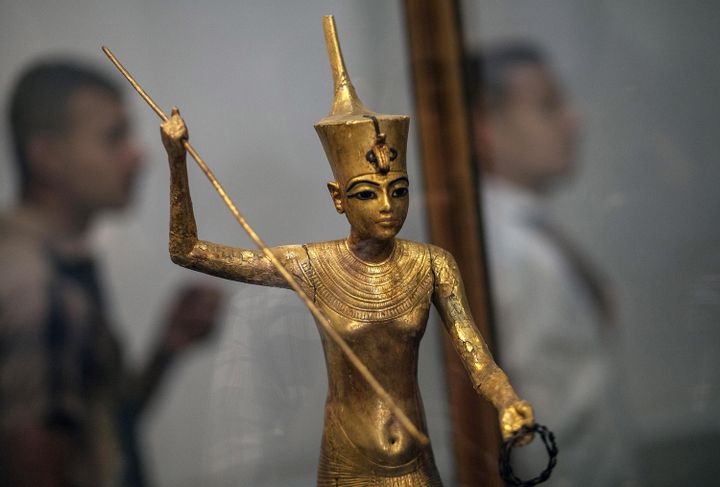 Statue de Toutankhamon en or, pêchant dans le Nil, exposée au Caire.
 (Mahmoud Khaled / AFP)