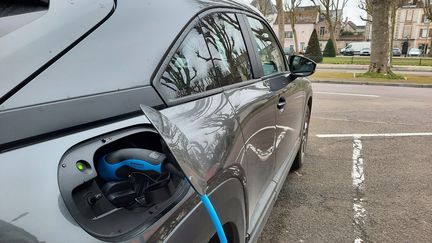 Une voiture électrique en train d'être chargée. (RENAUD CANDELIER / RADIO FRANCE)