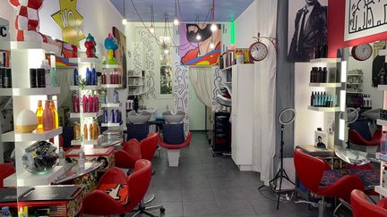 Le salon de coiffure d'Olivier&nbsp;Cosenza, à Paris, en novembre 2020. (ARMEL BALOGOG / RADIO FRANCE)