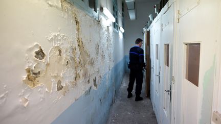 Les parois décrépies de la prison de Fresnes&nbsp;(Val-de-Marne), le 11 janvier 2018. (STEPHANE DE SAKUTIN / AFP)