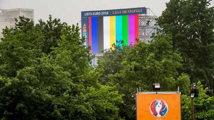 L'écran géant installé à Lille pour la diffusion des matchs de l'Euro 2016 de football, organisé en France, le 5 juin 2016. (PHILIPPE HUGUEN / AFP)