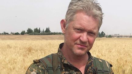 L'acteur britannique Michael Enright, parti combattre le groupe Etat islamique, photographi&eacute; pr&egrave;s de Tel Khenzeer (nord-est de la Syrie), le 1er juin 2015. ( AP / SIPA )