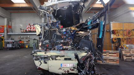 Le car accident&eacute; est entrepos&eacute; dans un garage de Sierre (Suisse), le 14 mars 2012.&nbsp; (SEBASTIEN FEVAL / AFP)