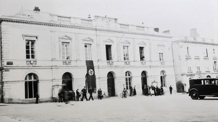 L'hôtel de ville de Sablé-sur-Sarthe (Sarthe) occupé par les nazis, en 1941. (MANUEL COHEN / AFP)