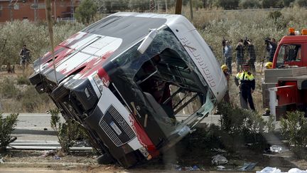 L'&eacute;pave de l'autocar dont l'accident&nbsp;&agrave; Freginals (Espagne) a fait 13 morts, le&nbsp;20 mars 2016.&nbsp; (ALBERT GEA / REUTERS)