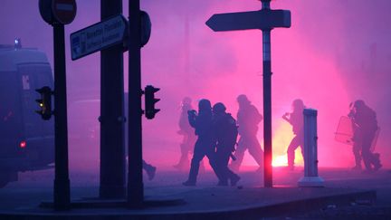 Des policiers lors des affrontements avec des supporters du PSG &agrave; Paris, le 13 mai 2013. (THIBAULT CAMUS / AP / SIPA)