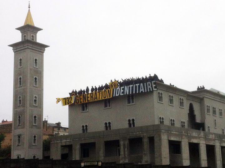 Soixante-quatorze militants du groupe d'extr&ecirc;me droite G&eacute;n&eacute;ration identitaire ont envahi le chantier de la mosqu&eacute;e de Poitiers (Vienne), le 20 octobre 2012. ( AFP )