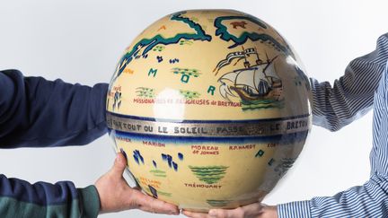 L'une des pièces présentées à la vente aux enchères Seiz Breur est L'"Important globe terrestre" de René-Yves Creston (1898-1964). (@LAURENT GUIZARD)