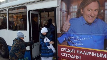 Gérard Depardieu sur une publicité de la Banque Sovetsky sur un autobus de Yaroslavl (Russie)
 (MAXIM BLINOV / RIA NOVOSTI)