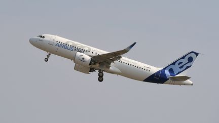 Un vol de test de l'Airbus A320neo, en septembre 2014. (ERIC CABANIS / AFP)