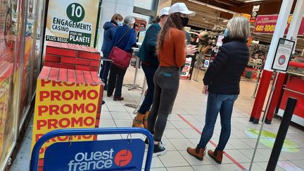 Le leader du poisson fumé&nbsp;MerAlliance&nbsp;cherche ses futurs salariés parmi les clients de la galerie commerciale Casino, dans le quartier prioritaire&nbsp;Kermoysan, à Quimper. (AGATHE MAHUET / RADIO FRANCE)