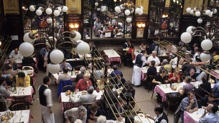 Le bouillon est un restaurant populaire où l'on mange une entrée, un plat et un dessert à un prix raisonnable avec des produits de qualité. (JARRY TRIPELON / GETTY IMAGES)