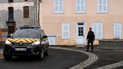 Un gendarme dans une rue de Saint-Just (Puy-de-Dôme), le 23 décembre 2020. (OLIVIER CHASSIGNOLE / AFP)