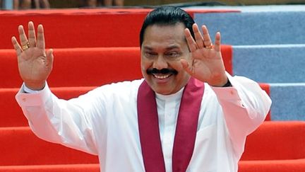 Le président srilankais Mahinda Rajapakse, devant des supporters, à Colombo, le 19/11/2010 (AFP/ISHARA S.KODIKARA)