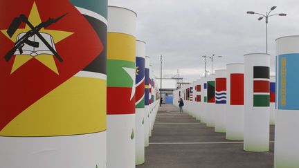 Les drapeaux de plus de 150 pays &agrave; l'entr&eacute;e du Bourget, o&ugrave; se tient la COP21, le 30 novembre 2015. (FRANCOIS MORI / AP / SIPA)