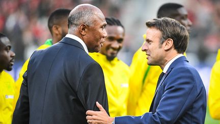 Emmanuel Macron avec l'entraineur du FC Nantes Antoine Kombouaré, lors de la finale de la Coupe de France 2022 au Stade de France. (MATTHIEU MIRVILLE / MATTHIEU MIRVILLE)