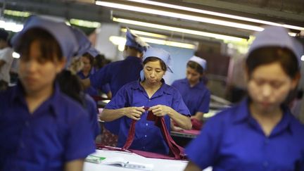 Des ouvri&egrave;res birmanes dans une usine de textile de la banlieue de Rangoon (Birmanie), le 27 septembre 2012. (YE AUNG THU / AFP)