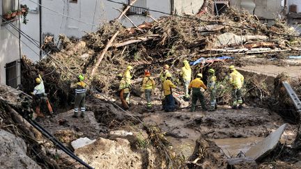 Les secours au milieu des dégâts causés par la crue du cours d'eau, à Letur, le 30 octobre 2024. (MANU / EFE)