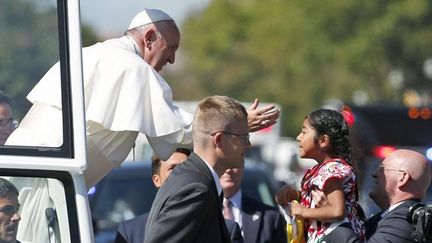 &nbsp; (Le pape François embrasse la petit Sofia, 5 ans, avant qu'elle ne lui remette sa lettre © REUTERS - POOL New)