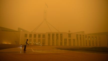 Le Parlement d'Australie à Canberra sous un épais nuage de fumée, le dimanche 5 janvier 2020. (STRINGER / REUTERS)