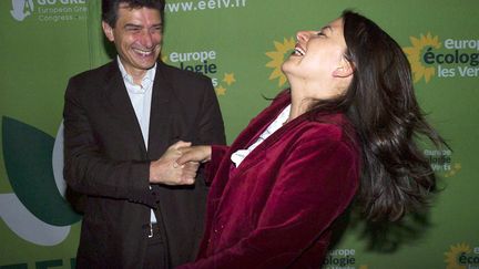 La ministre&nbsp;de l'&Eacute;galit&eacute; des territoires et du logement, C&eacute;cile Duflot (D), visiblement heureuse d'avoir &eacute;t&eacute; &eacute;lue dans la 6e circonscription &agrave; Paris, le 17 juin 2012. (WOSTOK PRESS / MAXPPP)