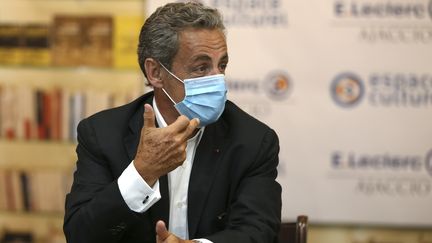 Nicolas Sarkozy, le 24 juillet 2020, lors d'une séance de dédicaces de son nouveau livre, à Ajaccio,&nbsp;en Corse. (PASCAL POCHARD-CASABIANCA / AFP)