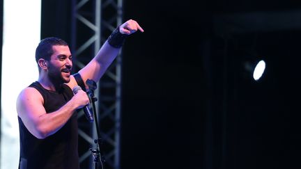 Hamed Sinno, le chanteur de Mashrou' Leila, en concert à Dubai le 7 avril 2017.&nbsp; (KARIM SAHIB / AFP)