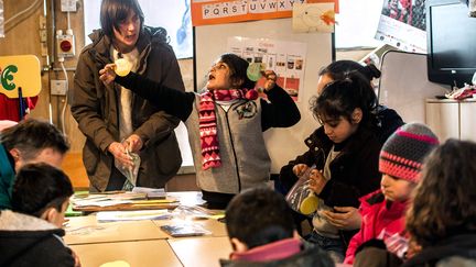 Des enfants dans une salle de classe d'une école construite dans la "jungle" de Calais, le 10 février 2016. (PHILIPPE HUGUEN / AFP)