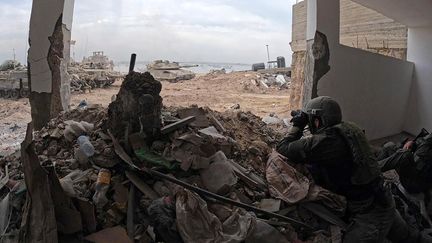 Une photo publiée par l'armée israélienne le 16 novembre 2023 montrant des soldats en opération au port de Gaza. (AFP / ISRAELI ARMY)