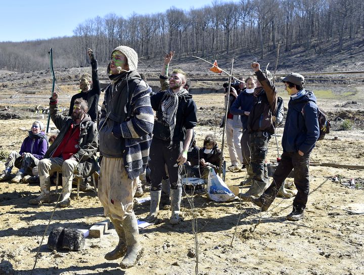 Les activistes se regroupent alors que la gendarmerie p&eacute;n&egrave;tre dans la ZAD, le 6 mars 2015. (PASCAL PAVANI / AFP)