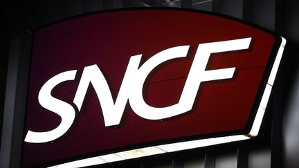 Le logo de la SNCF affiché à la gare Montparnasse à Paris (photo d'illustration). (SAMEER AL-DOUMY / AFP)