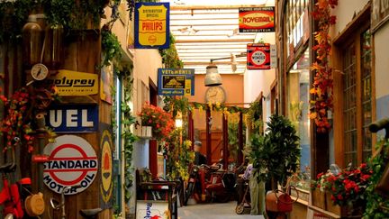 Une rue et sa trentaine de commerces des années 50 à 70 a été reconstituée avec des dizaines de milliers d'objets d'époque, dans une ancienne laiterie de Sourdeval dans la Manche.
 (A la Belle Epoque - facebook)