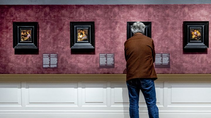 Exposition "Les quatre sens de Rembrandt - ses premières peintures" au musée De Lakenhal à Leiden, le 18 janvier 2024. (REMKO DE WAAL / ANP / AFP)