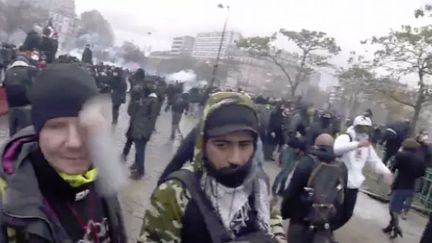 Manuel T. au moment où il a reçu un projectile dans l'œil gauche, place d'Italie à Paris, le 16 novembre 2019. ((CAPTURE ECRAN / TWITTER))