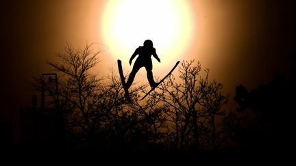 Le skieur italien Alessandro Pittin lors de son entraînement de saut à ski en plein soleil dimanche 19 février 2018. (KIRILL KUDRYAVTSEV / AFP)