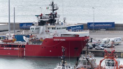 Le navire de l'ONG SOS Méditerranée "Ocean Viking" à Salerne (Italie), le 4 avril 2023. (ELIANO IMPERATO / CONTROLUCE VIA AFP)