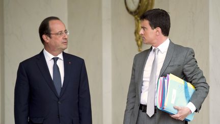 Le pr&eacute;sident de la R&eacute;publique, Fran&ccedil;ois Hollande, et le Premier ministre, Manuel Valls, le 3 juin 2014 &agrave; l'Elys&eacute;e. (ALAIN JOCARD / AFP)