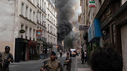 De la fumée s'échappe des décombres d'un immeuble qui s'est effondré au 275-277 rue Saint-Jacques, dans le 5e arrondissement à Paris, le 21 juin 2023. (ABDULMONAM EASSA / AFP)