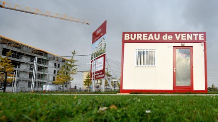 Un bureau de vente de logements neufs dans le quartier Beaulieu à Caen (Calvados), le 3 octobre 2008. (MYCHELE DANIAU / AFP)