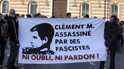 Des manifestants portent une banni&egrave;re en hommage &agrave; Cl&eacute;ment M&eacute;ric, lors d'un rassemblement en m&eacute;moire du militant antifasciste, &agrave; Toulouse (Haute-Garonne), jeudi 6 juin 2013.&nbsp; (PASCAL PAVANI / AFP)