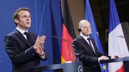 Le président français, Emmanuel Macron, et le chancelier allemand, Olaf Scholz, donnent une conférence de presse à Berlin, le 25 janvier 2022. (KAY NIETFELD / AFP)