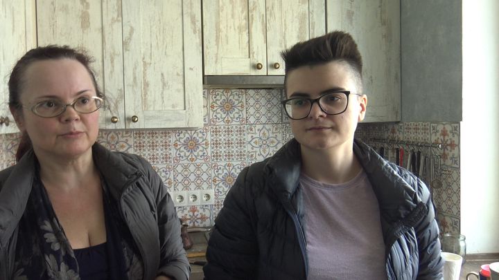 Olga et sa fille Olia restent dans leur appartement de Saltivka, à Kharkiv (Ukraine), pour soutenir la résistance ukrainienne. (GILLES GALLINARO / RADIO FRANCE)