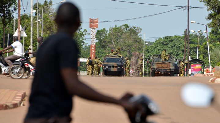 Les militaires du RSP montent la garde autour de la place de la r&eacute;volution, &agrave; Ougadougou, le 17 septembre 2015. (AHMED OUOBA / AFP)