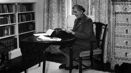 Agatha Christie au travail chez elle à Greenway House dans le Devonshire (Royaume-Uni) en mars 1946 (PLANET NEWS LTD / AFP)